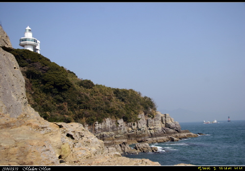 오동도등대[절벽과 푸른숲, 바다가 어우러진 해안은 곳곳에 바다를 향한 앉을 자리가 많다] 